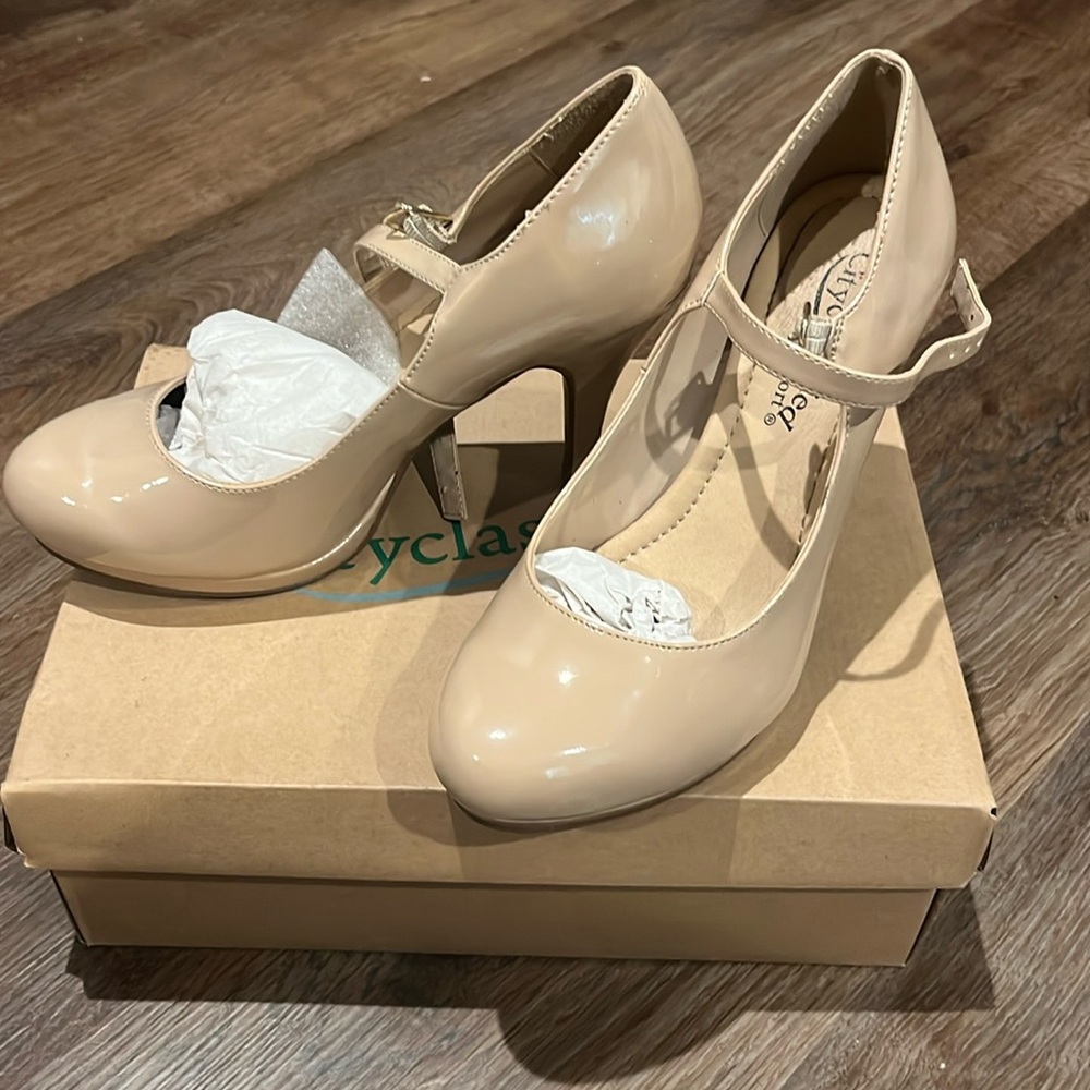 City Classified Nude Heels Women’s Size 7.5 M 3.5 In Heel Peep Toe